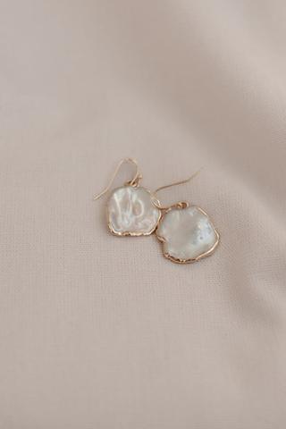FLAT PEARL EARRINGS